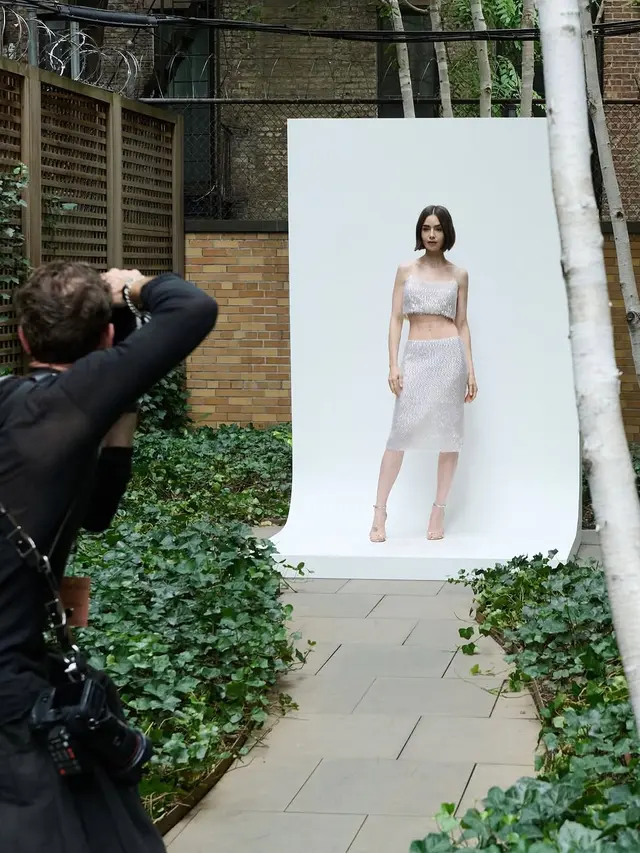 Lily Collins Pamer Abs dengan Crop Top Bling-bling di Calvin Klein SS26 New York Fashion Week