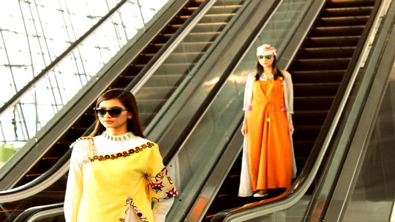 Ketika Para Model Cantik Berformasi Mundur di Terminal 3 Soetta