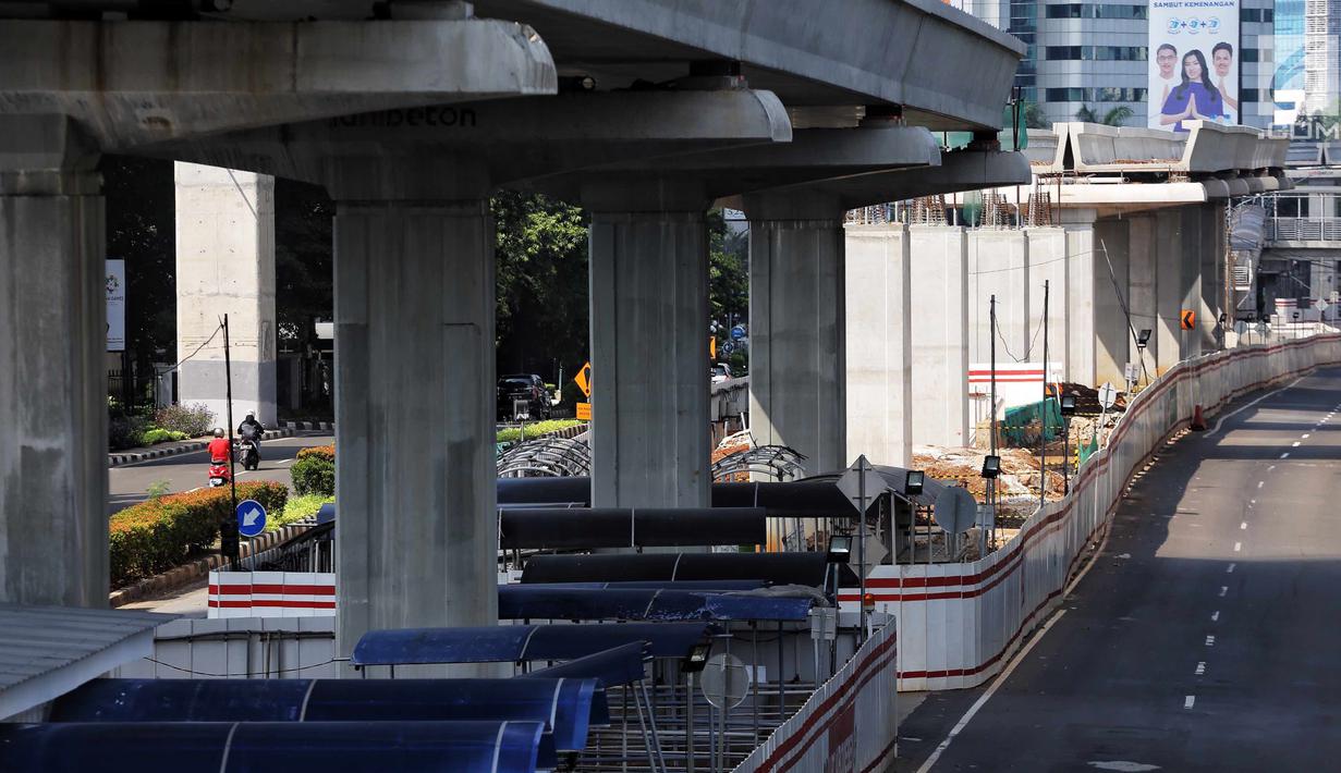 Suasana sepi terlihat di proyek Light Rail Transit (LRT) Jabodebek lintas pelayanan dua rute Cawang-Dukuh Atas di kawasan Kuningan, Jakarta, Senin (18/6). Seluruh proyek infrastruktur masih ditinggal mudik para pekerja. (Liputan6.com/Faizal Fanani)