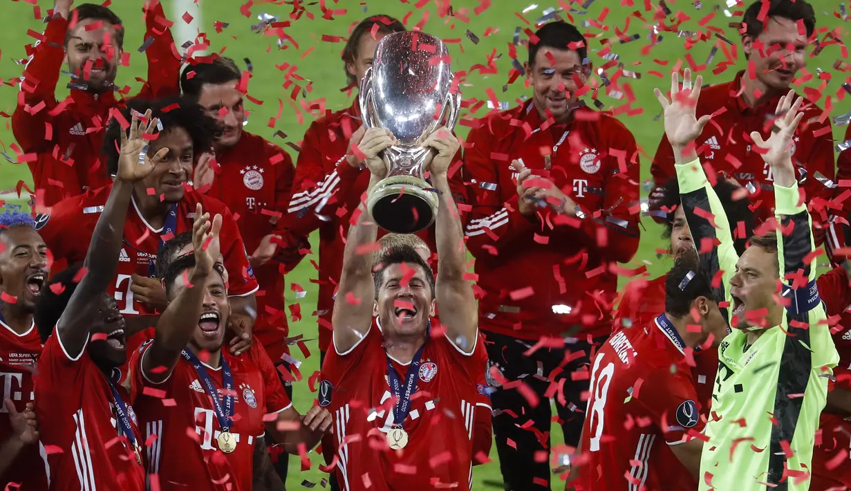 Pemain Bayern Munchen, Robert Lewandowski, mengangkat trofi gelar juara Piala Super Eropa 2020 usai mengalahkan Sevilla di Puskas Arena, Budapest, Jumat (25/9/2020) dini hari WIB. Bayern Munchen menang 2-1 atas Sevilla. (AFP/Laszlo Balogh/pool)