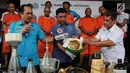Deputi Pemberantasan BNN, Irjen Pol. Arman Depari (kiri) menunjukkan proses pembuatan narkotika cair saat rilis di Jakarta, Kamis (21/12). Sebelumnya, BNN menggerebek pabrik ekstasi cair di diskotek MG International Club. (Liputan6.com/Herman Zakharia)