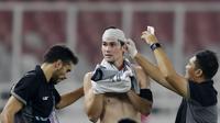Striker Filipina, Younghusband, mengalami cedera saat melawan Indonesia pada laga Piala AFF 2018 di SUGBK, Jakarta, Minggu (25/11). Kedua negara bermain imbang 0-0. (Bola.com/M. Iqbal Ichsan)