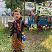 Rayyanza tampil bergaya ala mas-mas Jawa mengenakan lurik lengkap dengan kain batik sebagai bawahan dan blangkon-nya. [@raffinagita1717].