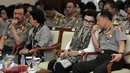 Kapolri Jenderal Pol Tito Karnavian berbincang dengan Wakil Ketua Komisi Pemberantasan Korupsi (KPK) Basaria Panjaitan (kiri) menghadiri syukuran HUT Polwan ke-68 di Mabes Polri, Jakarta, Kamis (1/9). (Liputan6.com/Helmi Afandi)