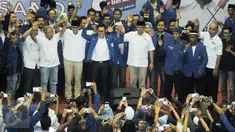 Cagub-Cawagub DKI Jakarta, Anies-Sandi bersama Ketua DPW PAN, Eko Hendro Purnomo saat deklarasi di GOR Jakarta Utara, Sabtu (18/3). DPW PAN DKI Jakarta deklarasikan dukungan untuk Anies-Sandi sebagai Cagub-Cawagub DKI Jakarta. (Liputan6.com/Yoppy Renato)