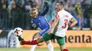 Striker Prancis, Antoine Griezmann, melepaskan tendangan ke gawang Bulgaria pada laga kualifikasi Piala Dunia 2018 di Stadion Vassil Levski, Sabtu (7/10/2017). Prancis menang 1-0 atas Bulgaria. (AP/Stringer)