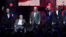 Lima mantan Presiden AS Jimmy Carter, George H.W. Bush, George W. Bush, Bill Clinton dan Barack Obama menyapa tamu undangan saat acara konser amal di College Station, Texas (21/10). (AP Photo/LM Otero)