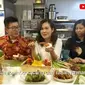 Food Vlogger China Asyik Menyantap Makanan Indonesia Pakai Tangan di Beijing. foto: Youtube 'Rudy Chen'