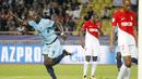 Pemain Porto, Vincent Aboubakar memborong dua gol untuk kemenangan timnya atas Monaco  pada laga grup G Liga Champions di Louis II stadium, Monaco, (26/9/20170). Porto menang 3-0. (AP/Claude Paris)
