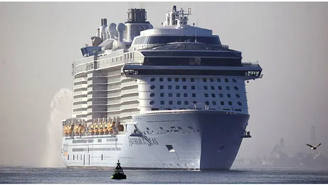 News Flash: Gelombang Setinggi 9 Meter Menghantam Kapal Pesiar Royal Carribean
