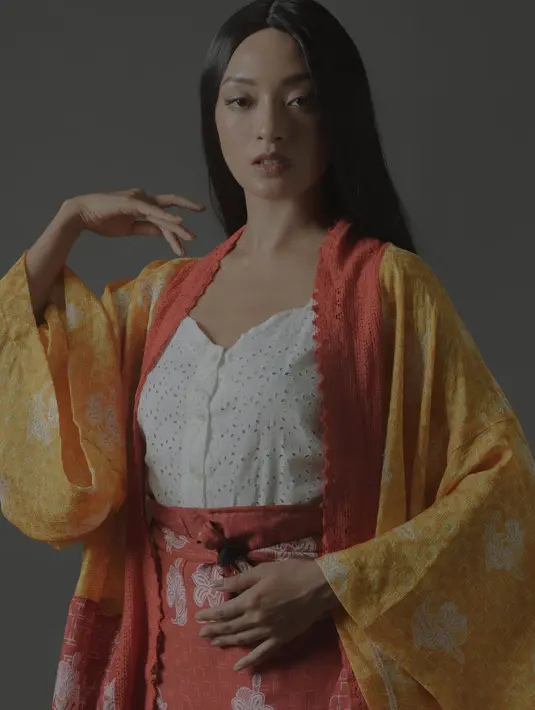 selain motif, paduan dua warna nyentrik juga bisa menjadi kunci sukses agar tampilan batik tak terlihat membosankan.