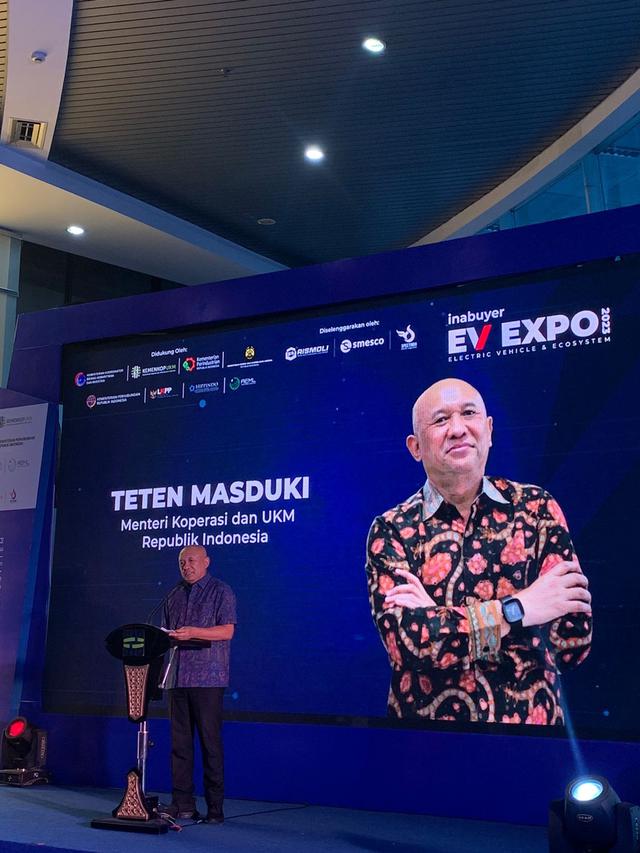 Menteri Koperasi dan UMKM Teten Masduki dalam penutupan acara Ina Buyer EV Expo 2023 di Smesco Jakarta, Kamis (30/11/2023). (Tasha/Lipiutan6.com)