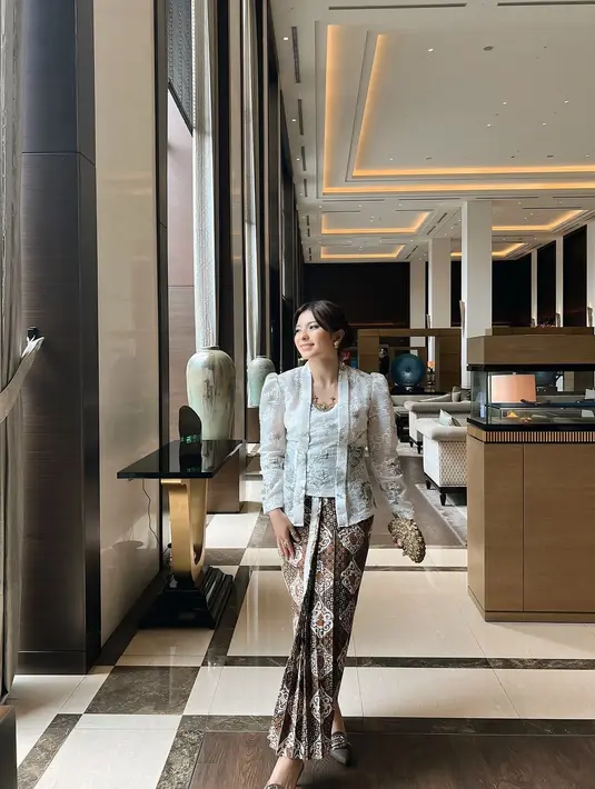 Tampil anggun berkebaya, Shaloom mengenakan kebaya kutu baru klasik berwarna putih. Kebayanya ini memiliki detail kerut dan corak floral yang manis. [Foto: Instagram/sharazaaa]