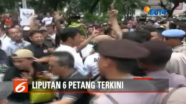 Demonstrasi sopir taksi online untuk menolak Permenper No. 108 di Istana Negara berlangsung ricuh.
