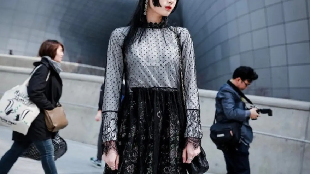 Intip Gaya Street Style Keren di Seoul Fashion Week