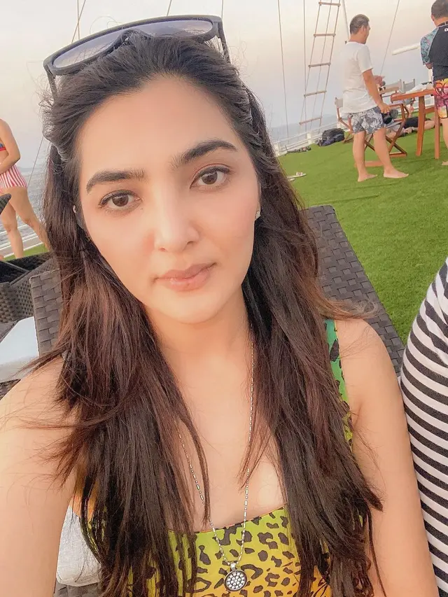 6 Pesona Ashanty Tanpa Polesan Makeup, Cantik Alami
