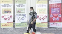 Wali Kota Semarang, Hendrar Prihadi saat mengecek paket bantuan sosial dari PT. Graha Padma dan PT. Sido Muncul.