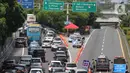 <p>Petugas memasang barikade di Tol Dalam Kota yang mengarah ke Tol Cikampek di Jakarta, Jumat (6/5/2022). Polda Metro Jaya memberlakukan penutupan akses menuju Tol Jakarta-Cikampek dari arah Tol Dalam Kota dan Tol Priok guna mengantisipasi terjadinya kepadatan lalu lintas pada arus balik Lebaran 2022. (Liputan6.com/Herman Zakharia)</p>