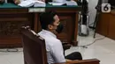 Terdakwa Richard Eliezer Pudihang Lumiu menjalani sidang lanjutan dalam kasus pembunuhan Brigadir Yosua Hutabarat di Pengadilan Negeri Jakarta Selatan, Rabu (18/1/2023). Agenda sidang kali ini pembacaan tuntutan oleh Jaksa Penuntut Umum. (Liputan6.com/Johan Tallo)