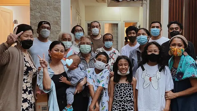 5 Momen Ulang Tahun Pertama Anak Mutia Ayu, Ditemani Foto Mendiang Glenn Fredly