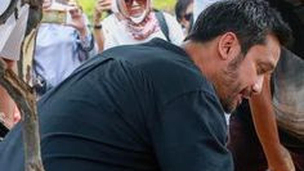 Potret Tora Sudiro Dengan Tegar Mengantarkan Sang Ibu Ke Peristirahatan Terakhir, Sementara Mieke Amalia Senantiasa Mendampingi.