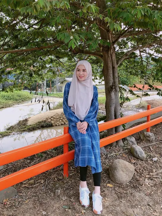 Ciri khas yang dimiliki Ayana Moon adalah ia kerap mengenakan outfit yang simple. Gaya busananya menghasilkan beragam look yang dapat dikenakan dalam berbagai aktivitas, terutama untuk liburan santai.(Liputan6.com/IG/@xolovelyayana)