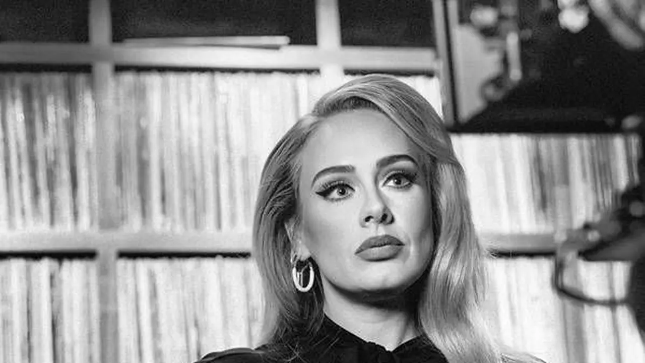 Tampilan Modis Adele dengan Burberry Saat Cerita Soal Album Baru