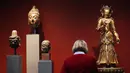 Pengunjung melihat sejumlah patung saat mengunjungi Museum Cernuschi dalam acara tinjauan media di Paris, Prancis, pada 2 Maret 2020. Setelah perbaikan dan pemugaran selama 9 bulan, Museum Cernuschi, museum kesenian Asia di Paris, akan dibuka kembali untuk umum mulai 4 Maret 2020. (Xinhua/Gao Jing)