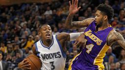 Pemain Minnesota Timberwolves, Kris Dunn (kiri) berusaha melewati hadangan pemain Los Angeles Lakers, Marcelo Huertas pada laga NBA basketball game di Minneapolis, (13/11/2016). Timberwolves menang 125-99. (AP/Bruce Kluckhohn)