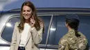 Duchess of Cambridge Kate Middleton bertemu dengan personel militer saat mengunjungi RAF Brize Norton di Oxfordshire, Inggris Rabu (15/9/2021). Sosok Kate Middleton yang disebut menghilang dua bulan akhirnya terlihat kembali di publik. (AP Photo/Frank Augstein)