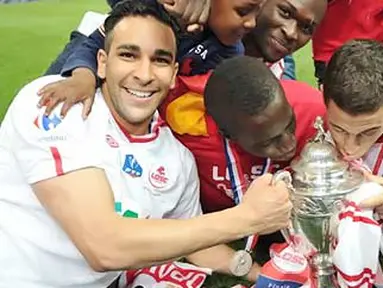 Para pemain Lille bergembira dengan trofi di tangan usai partai final Coupe de France (Piala Prancis) dengan mengalahkan Paris SG dengan skor 1-0 di Stade de France, 14 Mei 2011. AFP PHOTO/BERTRAND LANGLOIS