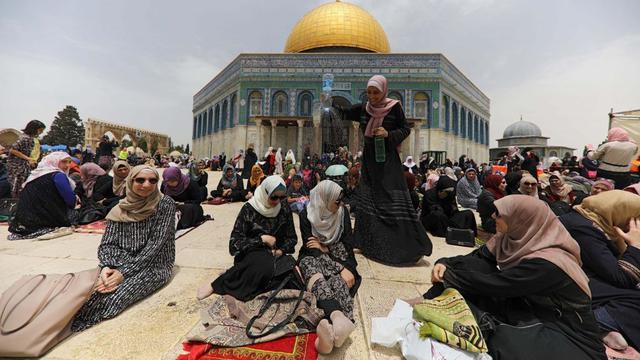 Muslim di Palestina terbiasa melakukan salat Jumat selama Ramadan tiap tahunnya di Masjid Al-Aqsa. Gambar diambil pada Mei 2018 (AFP Photo)