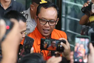 Bupati Lampung Tengah, Ardito Wijaya berjalan menuju mobil tahanan usai dihadirkan pada rilis penetapan status tersangka sekaligus penahanan di Gedung Merah Putih Komisi Pemberantasan Korupsi (KPK), Jakarta, Kamis (11/12/2025). (Liputan6.com/Helmi Fithriansyah)