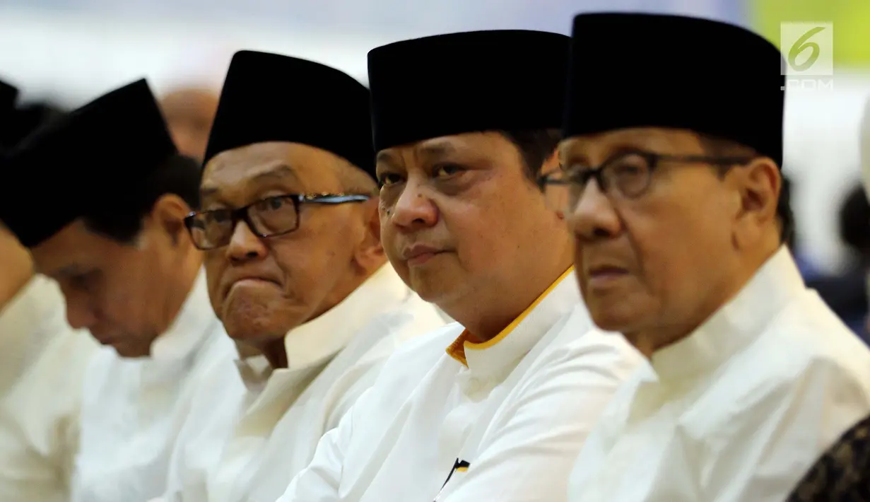 Ketum Partai Golkar Airlangga Hartato, Ketua Dewan Kehormatan Aburizal Bakrie dan Wakil Ketua Dewan Kehormatan Akbar Tanjung hadiri Istighosah menyambut Milad ke-54 Partai Golkar dan Hari Santri Nasional, Jakarta, Kamis (18/10). (Liputan6.com/Johan Tallo)