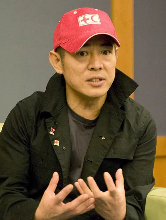 “Tidak perlu khawatir akan kesehatanku. Belakangan banyak yang menyebutkan bahwa aku akan duduk di kursi roda. Begitu juga dengan temanku yang bertanya-tanya soal kesehatanku ini,” ujar Jet Li. (AFP/SIMIN WANG)