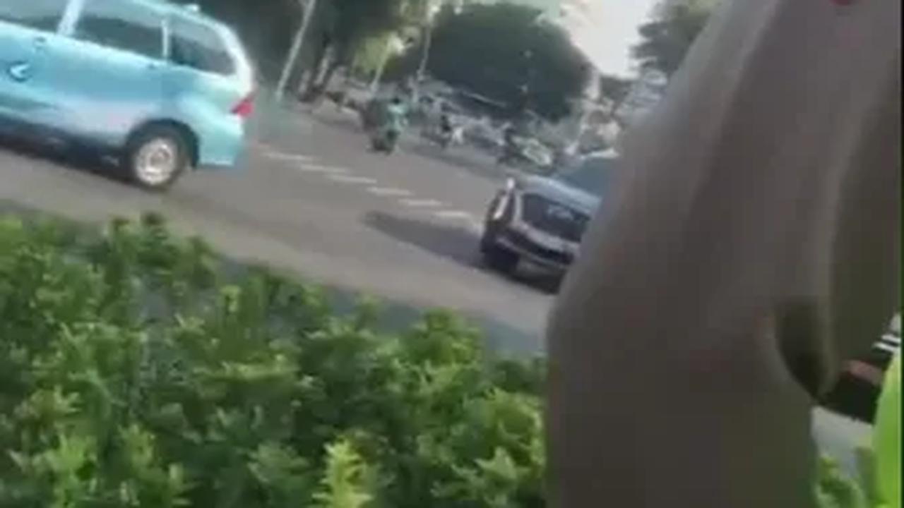 Peristiwa yang terjadi di Jalan Cikini Raya, Menteng, Jakarta Pusat pada Selasa (12/9) pukul 07.45 WIB tersebut mendadak viral.
