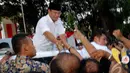 Ribuan pendukung Prabowo menyalami Prabowo yang hendak meninggalkan rumah Polonia, Jakarta, Selasa (22/07/2014) (Liputan6.com/Miftahul Hayat)