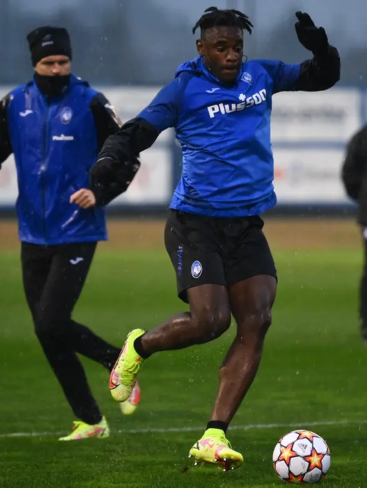 Penyerang Atalanta, Duvan Zapata mengontrol bola selama sesi latihan tim di tempat latihan klub di Zingonia, dekat Bergamo (1/11/2021). Atalanta berada di urutan ketiga klasemen Grup F dengan 4 poin. (AFP/Marco Bertorello)