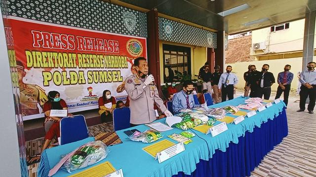 Modus 2 Pasutri di Palembang Bawa Mobil Mewah Saat Edarkan Narkoba