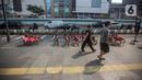 Pejalan kaki melintas dekat deretan sepeda Gowes di kawasan Bundaran HI, Jakarta, Selasa (28/6/2022). Tak terawatnya layanan sepeda sewa (bike sharing) membuat pedestrian kawasan Bundara HI tampak kotor karena jejeran layanan sepeda sewa tak terurus. (Liputan6.com/Faizal Fanani)