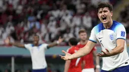 Harry Maguire. Meski penampilannya bersama Manchester United lebih banyak mendapat cibiran, namun pelatih Gareth Southgate tetap memberi kepercayaan kepada bek tengah berusia 29 tahun ini dalam skuad Three Lions. Di laga ketiga menghadapi Wales, Harry Maguire tampil penuh selama 90 menit dan mampu membuat para penyerang Wales tak berkutik dengan hanya melepaskan satu tembakan tepat sasaran sepanjang laga. Maguire tercatat melakukan 3 clearances, 1 intersep dan memenangi dua kali duel udara. (AP/Thanassis Stavrakis)