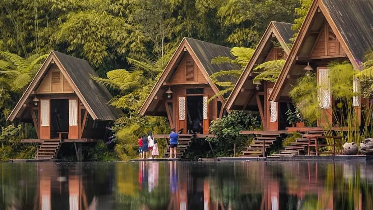 Keindahan alam Dusun Bambu dengan latar belakang hutan pinus yang rimbun dan danau yang tenang, menciptakan suasana yang menenangkan dan menyegarkan
