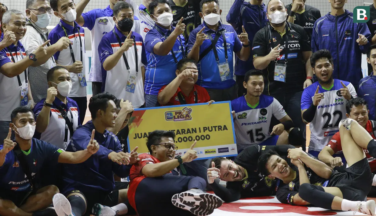 Para pemain dan tim ofisial Jakarta Pertamina Pertamax berfoto bersama usai menjadi juara putaran pertama PLN Mobile Proliga 2022 di Padepokan Voli Jenderal Polisi Kunarto, Sentul, Sabtu (29/1/2022). (Bola.com/M Iqbal Ichsan)
