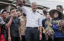 FOTO: Momen Ganjar Dengar Curhatan Petani Bawang Merah di Brebes