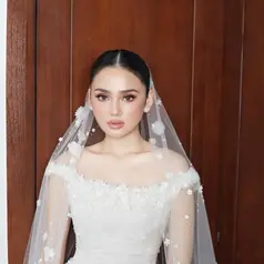 Ia mempercayakan riasannya pada makeup artist internasional Archangela Chelsea, yang dikenal dengan signature glowing complexion khas Armani Beauty. [@archangelachelsea].