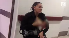Viral kisah seorang polwan Argentina yang menerima kenaikan pangkat setelah memberi susu seorang bayi yang menangis kelaparan.
