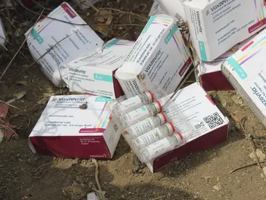 Vaksin COVID-19 yang kedaluwarsa siap dihancurkan oleh pejabat pemerintah di Abuja, Nigeria, Rabu (22/12/2021). Nigeria memusnahkan lebih dari 1 juta dosis vaksin COVID-19 AstraZeneca yang kedaluwarsa hasil sumbangan dari negara-negara kaya di Barat. (AP Photo/Olamikan Gbemiga)