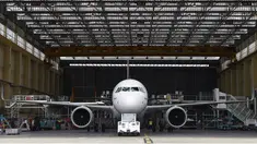 Sebuah pesawat Airbus A320neo bersiap untuk menjalani uji jarak menengah di hanggar Airbus, Saint-Martin-du-Touch, Toulouse, Perancis, (1/7/2014). (AFP PHOTO/ERIC Cabanis)
