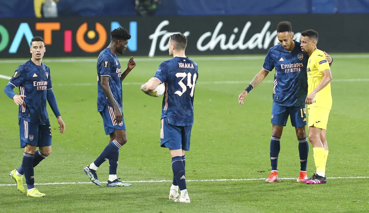 Para pemain Villarreal dan Arsenal pada akhir pertandingan leg pertama semifinal Liga Europa di Stadion Estadio de la Ceramica, Villarreal, Spanyol, Kamis (29/4/2021). Villareal menang 2-1. (AP Photo/Alberto Saiz)