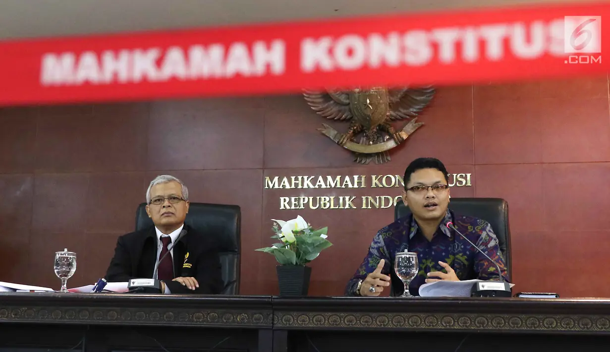 Kepala Biro Humas dan Protokol MK Rubiyo (kiri) dan Jubir MK Fajar Laksono (kanan) menjelaskan angket KPK di Gedung MK, Jakarta, Kamis (15/2). MK menyatakan, KPK lembaga negara yang bukan termasuk ranah kekuasaan kehakiman. (Liputan6.com/Angga Yuniar)
